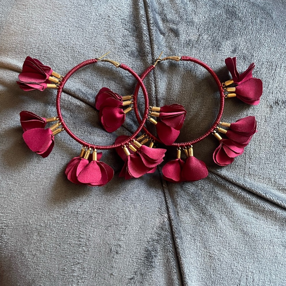 Flower pedal hoop earrings